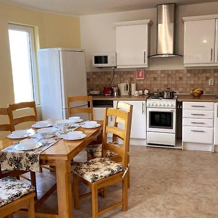 Apartment Happy Place Akatcia Veliko Tărnovo Esterno foto